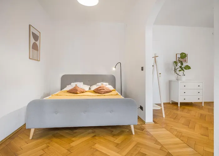 Cruwzo I Spacious 3 Bedroom With Wifi Kitchen Games Apartment *