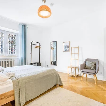 Cruwzo I Spacious 3 Bedroom With Wifi Kitchen Games 잉골슈타트