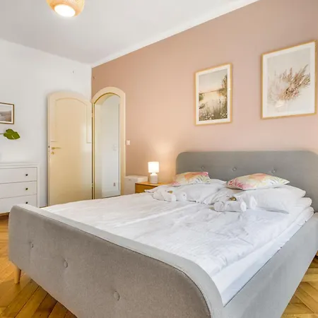 Cruwzo I Spacious 3 Bedroom With Wifi Kitchen Games Ingolstadt