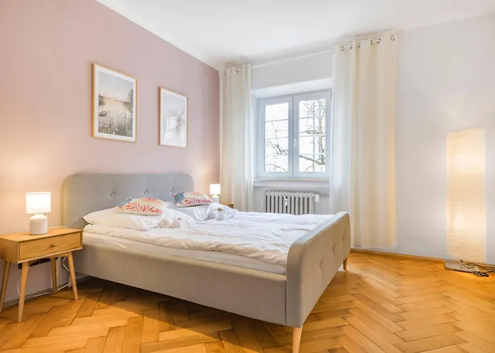 Cruwzo I Spacious 3 Bedroom With Wifi Kitchen Games Ingolstadt